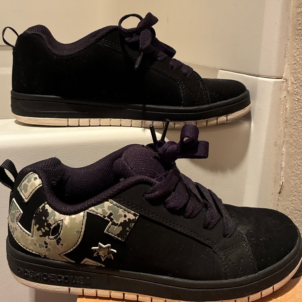 DC Shoes Black Low-Top Skate Sneakers - Size 7